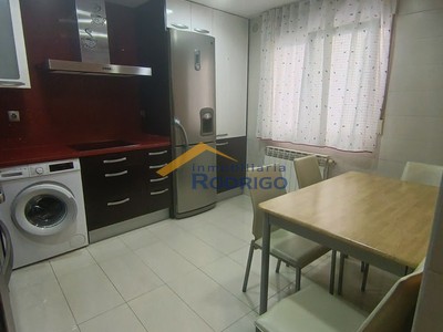 Apartamento en venta en Burgos, Gamonal, con 2 dormitorios y baño
