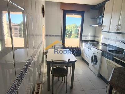 Piso en venta en Burgos, Gamonal, con 3 dormitorios, baño, aseo, plaza de garaje, trastero y terraza