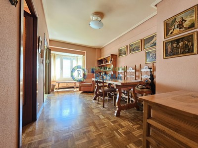 Piso en venta en Vitoria, con 2 dormitorios, baño y trastero
