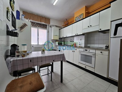 Piso en venta en Vitoria, con 3 dormitorios, baño y trastero