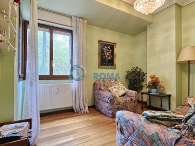 Piso en venta en Vitoria, con 3 dormitorios, baño, trastero y 2 balcones