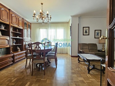 Piso en venta en Vitoria, con 3 dormitorios, baño, aseo, plaza de garaje, trastero y 3 terrazas