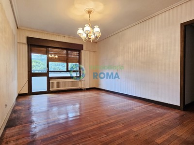 Piso en venta en Vitoria, Txagorritxu, con 3 dormitorios, baño, plaza de garaje, trastero y 2 terrazas