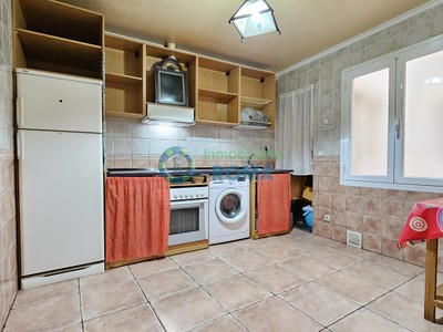 Piso en venta en Vitoria, con 2 dormitorios y baño