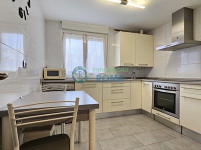 Piso en venta en Vitoria, Centro, con 2 dormitorios y baño