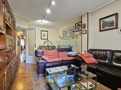 Piso en venta en Vitoria, Lovaina, con 3 dormitorios, 2 baños, plaza de garaje y trastero