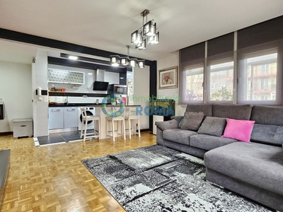 Piso en venta en Vitoria, Lakua, con 3 dormitorios, baño, aseo, trastero y terraza