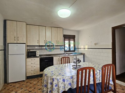 Casa en venta en Baroja, con 5 dormitorios, baño, plaza de garaje y trastero