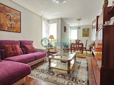 Piso en venta en Vitoria, Avenida Gasteiz, con 3 dormitorios, 2 baños, plaza de garaje, trastero y 2 terrazas