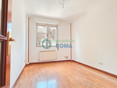 Piso en venta en Vitoria, con 3 dormitorios, baño, trastero y terraza