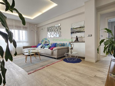 Piso en venta en Vitoria, con 4 dormitorios, 2 baños, plaza de garaje, trastero y 2 terrazas