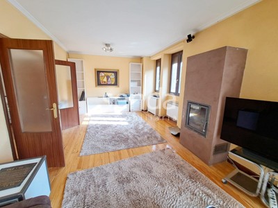 Piso en venta en Vitoria, Castilla, con 3 dormitorios, 2 baños, trastero y terraza