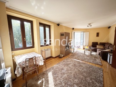 Piso en venta en Vitoria, Castilla, con 3 dormitorios, 2 baños, trastero y terraza