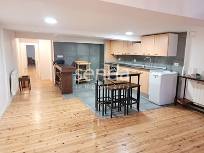 Piso en venta en Vitoria, Casco Historico, con 2 dormitorios, baño y trastero