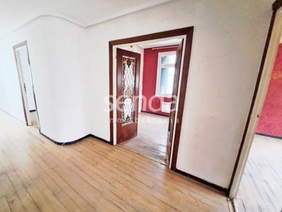 Piso en venta en Vitoria, Centro, con 3 dormitorios, baño y trastero