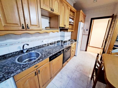 Piso en venta en Vitoria, Artium, con 3 dormitorios, 2 baños, trastero y 2 terrazas