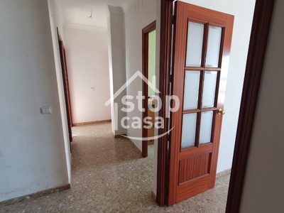 Piso en venta en Fernan Nuñez, Casco Antiguo, con 3 dormitorios, baño, trastero, balcón y terraza