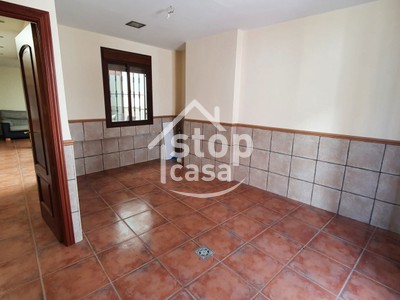 Casa en venta en Fernan Nuñez, Casco Antiguo, con 4 dormitorios, 2 baños, aseo, plaza de garaje, trastero, 2 balcones y 2 terrazas