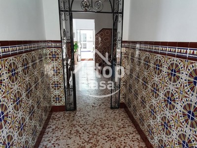 Casa en venta en Fernan Nuñez, Casco Antiguo, con 6 dormitorios, baño y trastero