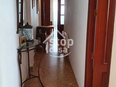 Piso en alquiler en Fernan Nuñez, Zona Comercial, con 3 dormitorios, baño y plaza de garaje