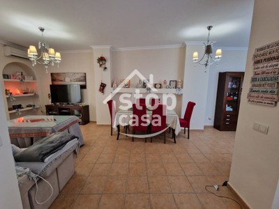 Casa en venta en Fernan Nuñez, Cercano Al Ayuntamiento, con 3 dormitorios, baño, aseo, 2 balcones y terraza