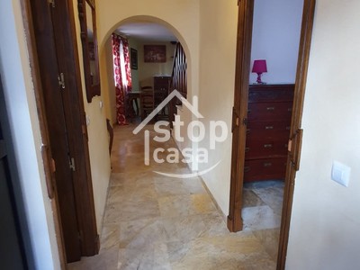 Casa en venta en Fernan Nuñez, Zona Tranquila, con 5 dormitorios, baño, trastero y terraza