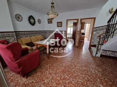 Casa en venta en Fernan Nuñez, Cerca Del Parque, con 6 dormitorios, baño, trastero y 2 terrazas