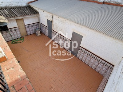 Casa en venta en Fernan Nuñez, Cerca Al Mercadona, con 6 dormitorios, baño, trastero y terraza