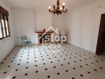 Casa en venta en Fernan Nuñez, Cerca De La Zona Comercial, con 5 dormitorios, 2 baños, plaza de garaje, trastero, balcón y 2 terrazas