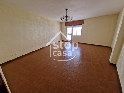 Piso en venta en Fernan Nuñez, Zona Comercial, con 4 dormitorios, 2 baños y terraza