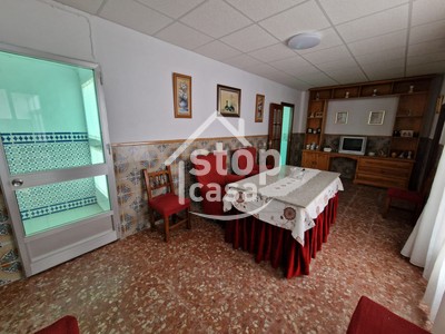 Casa en venta en Fernan Nuñez, Cerca Del Centro, con 6 dormitorios, baño, trastero y 4 terrazas