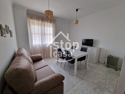 Piso en alquiler en Fernan Nuñez, Zona Alta, con 2 dormitorios, baño y plaza de garaje