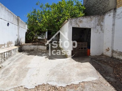 Casa para derribar en venta en Fernan Nuñez, Cercana A Calle Principal, con 5 dormitorios, baño, trastero, 2 balcones y 2 terrazas