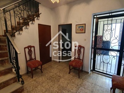 Casa en venta en Fernan Nuñez, Cercana A Calle Principal, con 6 dormitorios, 2 baños, 2 balcones y terraza