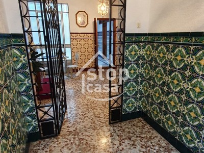 Casa en alquiler en Fernan Nuñez, Cercana A Calle Principal, con 4 dormitorios, 2 baños, aseo, trastero, 2 balcones y 2 terrazas