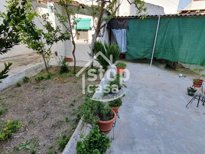 Casa en venta en Fernan Nuñez, con 4 dormitorios, baño, trastero y 3 terrazas