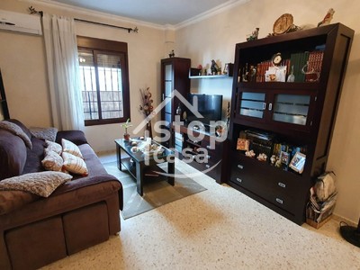 Casa en venta en Fernan Nuñez, Zona Baja, con 3 dormitorios, baño, aseo, trastero, 2 balcones y 3 terrazas