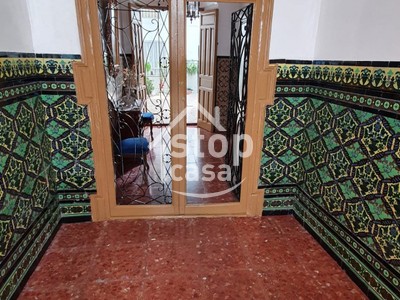 Casa en venta en Fernan Nuñez, Zona Baja, con 6 dormitorios, baño, 3 balcones, 2 terrazas y terreno