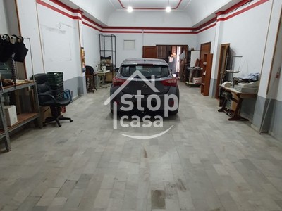 Locales en venta en Fernan Nuñez, Zona Alta, con baño