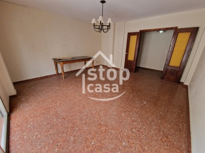 Piso en venta en Fernan Nuñez, con 3 dormitorios, baño, plaza de garaje y 2 balcones
