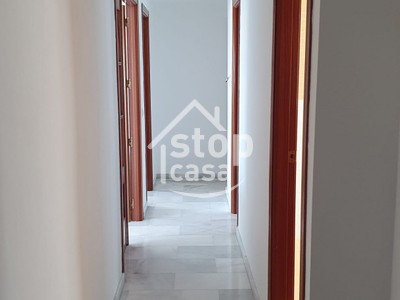 Inmueble bancario en venta en Fernan Nuñez, Avda. Juan Carlos I, con 2 dormitorios, 2 baños y balcón