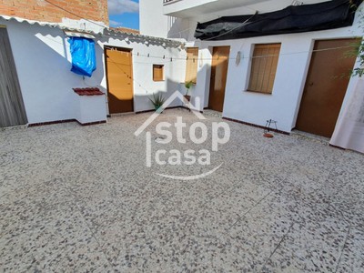 Casa en venta en Fernan Nuñez, Zona Baja, con 7 dormitorios, 2 baños, aseo, trastero y 2 terrazas