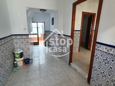 Casa en venta en Fernan Nuñez, Casco Antiguo, con 5 dormitorios, baño, 2 balcones y 2 terrazas