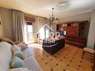 Casa en venta en Fernan Nuñez, Zona Alta, con 5 dormitorios, 2 baños, aseo, plaza de garaje, trastero, 3 balcones y 3 terrazas