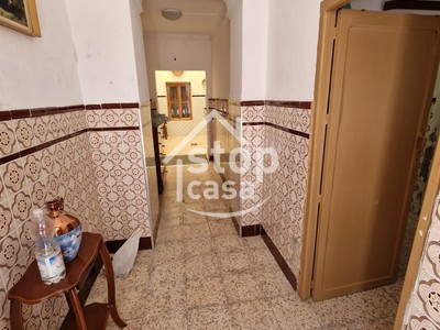 Casa en venta en Fernan Nuñez, Zona Baja, con 5 dormitorios, baño y 2 terrazas