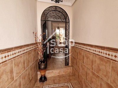 Casa en venta en Fernan Nuñez, Zona Baja, con 4 dormitorios, baño, trastero, 2 balcones y 2 terrazas