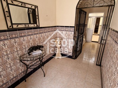 Casa en venta en Fernan Nuñez, Buen Acceso A La Autovía, con 3 dormitorios, baño, trastero, 2 balcones y 2 terrazas
