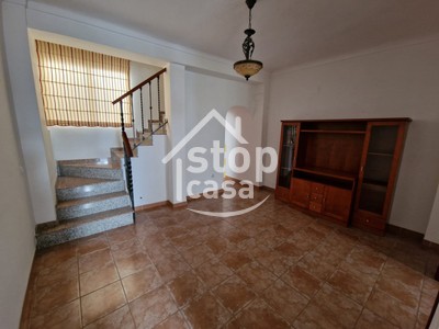 Casa en venta en Fernan Nuñez, Zona Centro, con 3 dormitorios, baño, aseo, trastero, 2 balcones y terraza