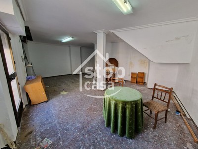 Locales en venta en Montemayor, Cerca Del Castillo, con aseo y terraza