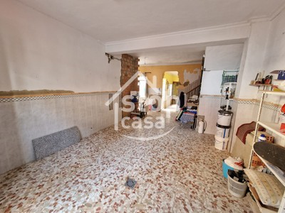 Casa en venta en Fernan Nuñez, Zona Alta, con 6 dormitorios, 2 baños, plaza de garaje, trastero, 2 balcones y 4 terrazas